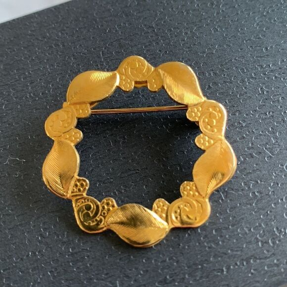 Vintage Gold Tone Wreath Brooch Pin‎ - Picture 2 of 4